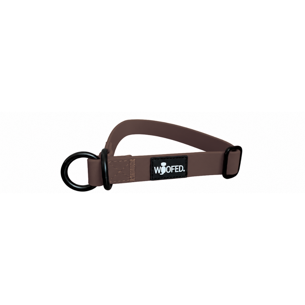 Braunes WOOFLEX® Zugstopphalsband für Hunde mit ergonomischer Form und D-Ring zur Leinenbefestigung.