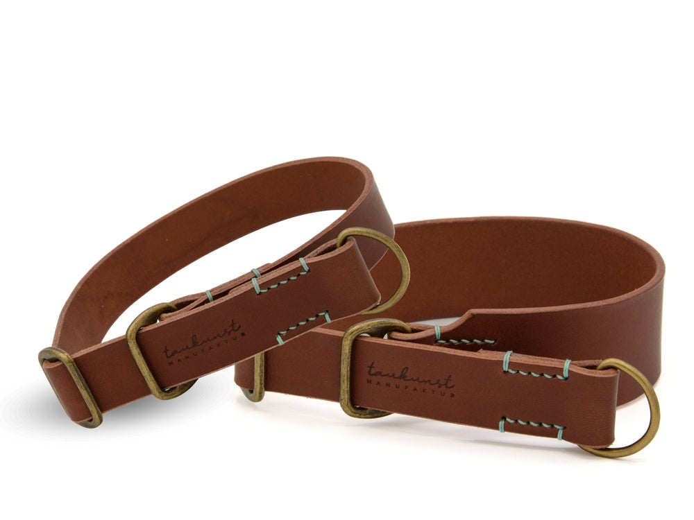 Handgefertigtes Lederhalsband "Waldgeist" in Braun mit goldfarbener D-Ring-Öse und charakteristischer Naht.