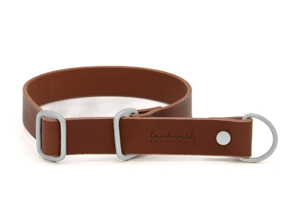 Braunes Lederhalsband WALDSTREUNER mit D-Ringen und Druckknopf, graviert mit "tankunst manufaktur".