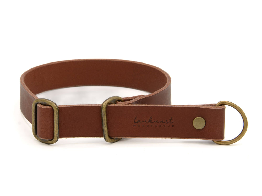 Braunes Lederhalsband WALDSTREUNER mit Druckknopfverschluss und eingeprägtem Schriftzug "tankunst MANUFAKTUR".