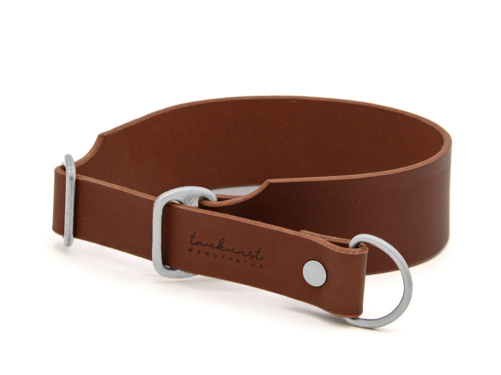 Braunes Lederhalsband WALDSTREUNER mit minimalistischer Gestaltung, Metallöse und Druckknopf.