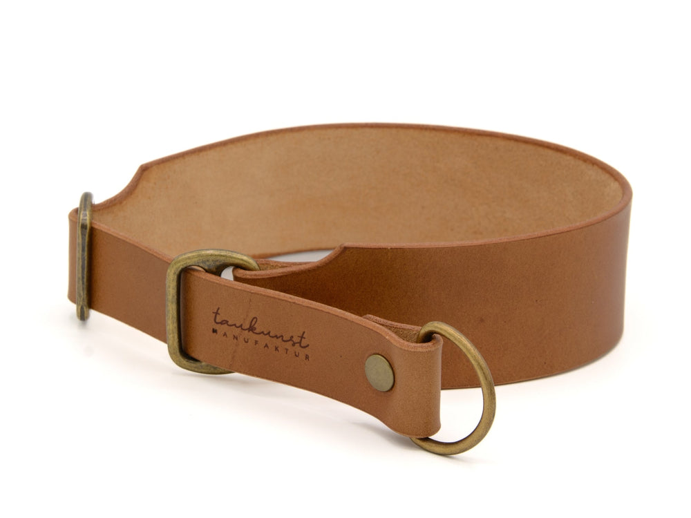 Braunes, breites Lederhalsband WALDSTREUNER mit metallener Schnalle und Ring, hochwertig verarbeitet und elegant.