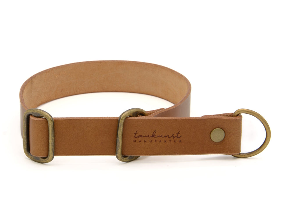 Braunes Lederhalsband mit Messingschnalle und D-Ring, geprägt mit "tankunst MANUFAKTUR". Ideal für stilvolle Hunde.