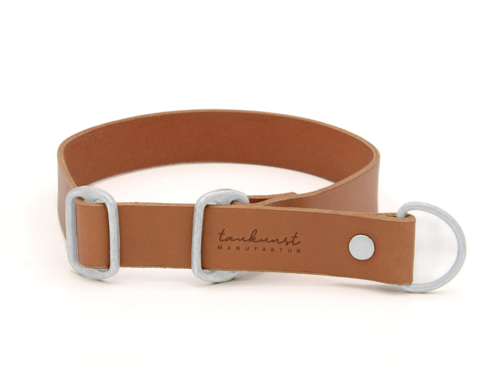 Braunes Lederhalsband WALDSTREUNER mit D-Ringen und eingeprägtem Schriftzug "tautkunst MANUFAKTUR".