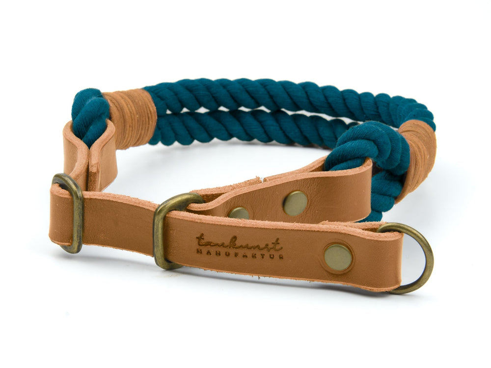Handgefertigtes Hundehalsband "Ahoi" in blau-grün mit beiger Lederapplikation, Metallverschluss und D-Ringen.
