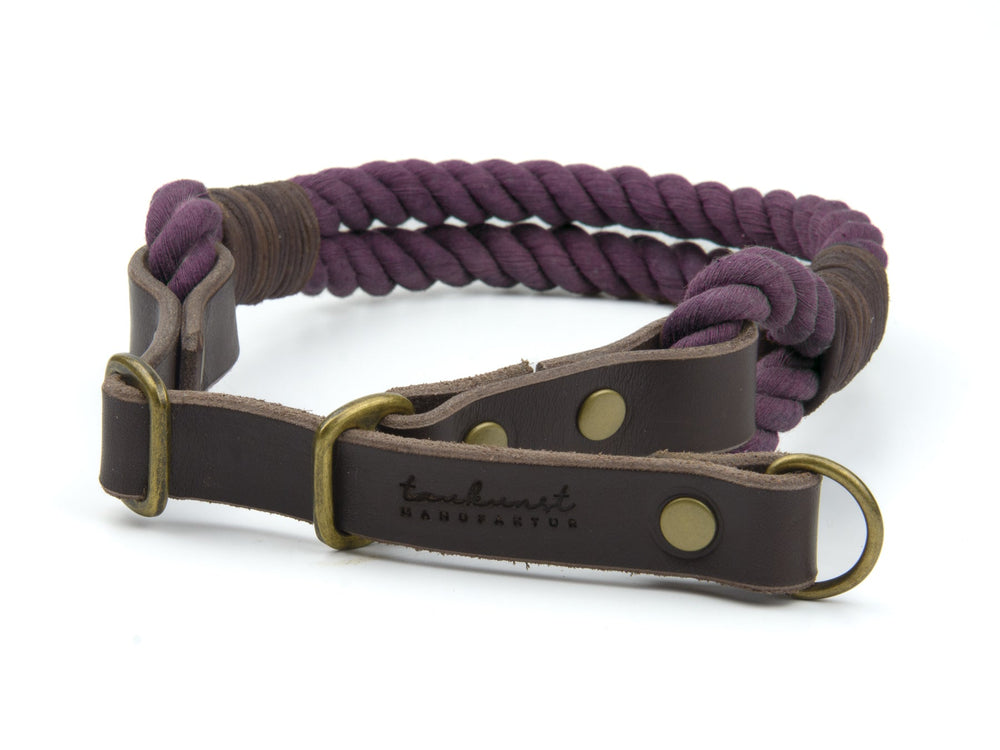 "Lila geflochtenes Hundehalsband mit braunem Leder und robuster Schnalle, ideal für stilvolle Hundebesitzer."