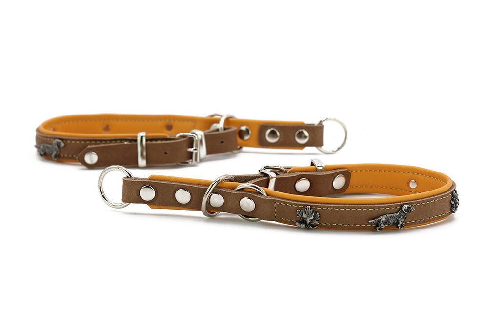 Halsband für Dackel aus braunem Leder mit orangefarbener Innenausstattung und dekorativen Tiermotiven.