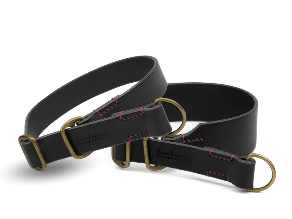 Schwarze Lederhalsbänder WALDGEIST mit pinken Nähten und goldenen D-Ringen in verschiedenen Größen.