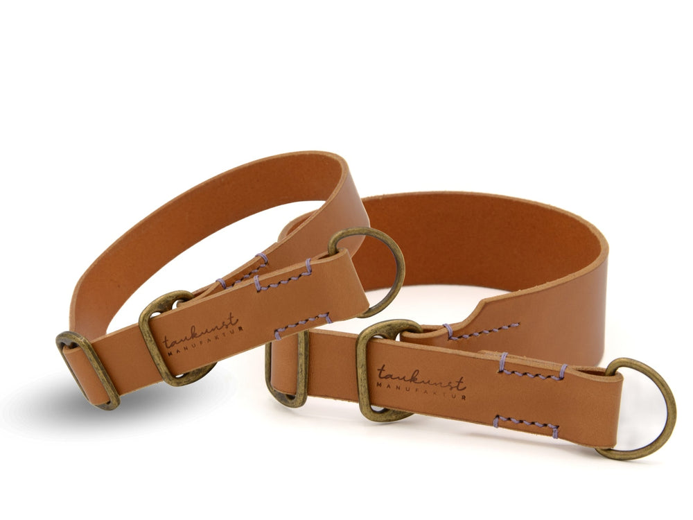 Braunes Zugstopp Lederhalsband "Waldgeist" mit messingfarbener Schnalle und "tanukurst manufaktur"-Label, schlicht und elegant.