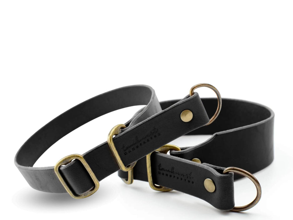 Schwarzes Lederhalsband WALDSTREUNER mit goldfarbenen Beschlägen, D-Ringen und Schnallen für stilvolle Hunde.