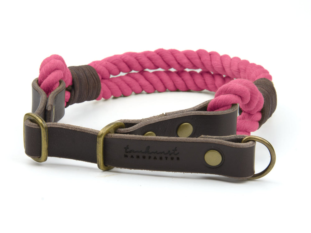 Hundehalsband "Ahoi" in pinkem Stoff und braunem Leder mit goldfarbenen Metallteilen und dekorativer Niete.