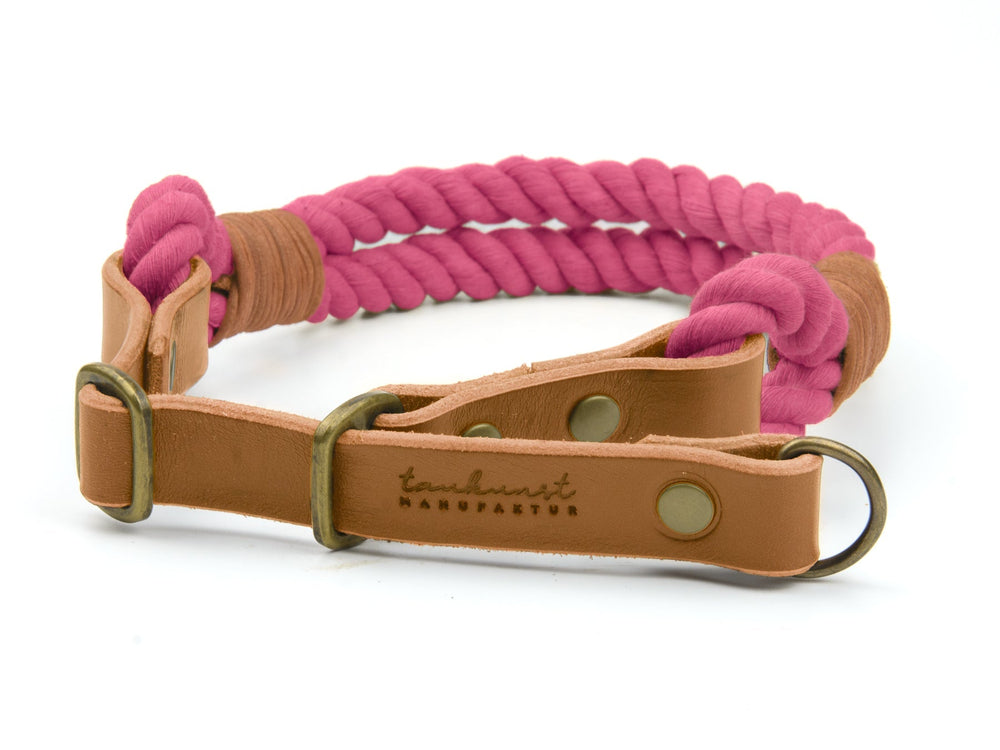 Handgefertigtes Hundehalsband "Ahoi" aus geflochtenem pinkem Stoff und braunem Leder mit Metallverschlüssen.