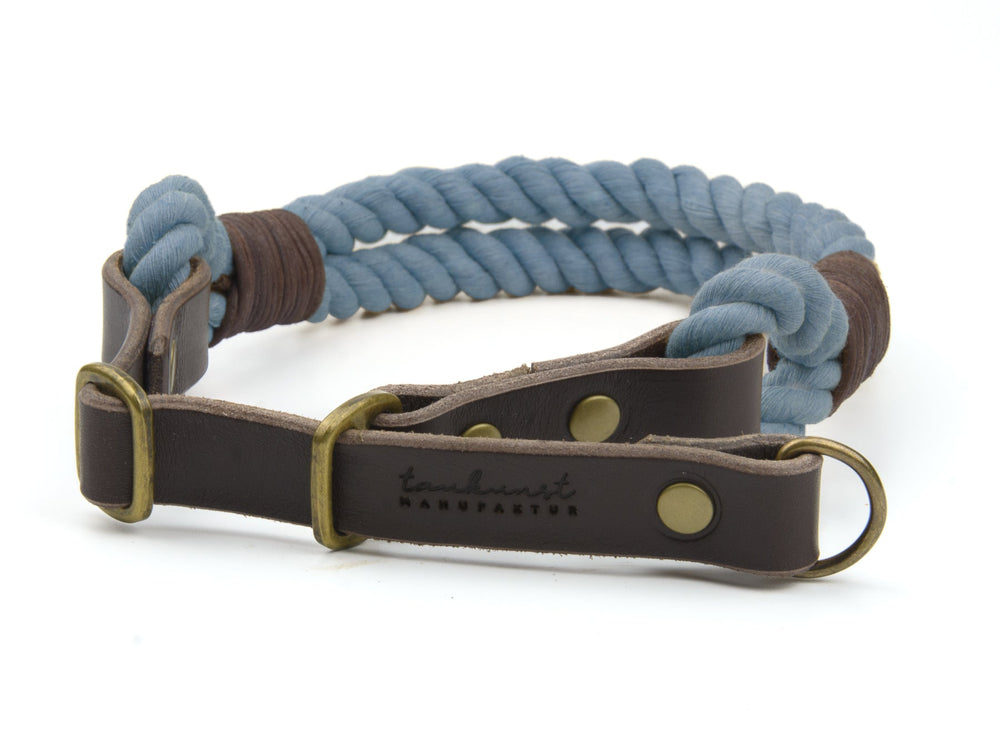 Zugstopp Tauhalsband Ahoi in Blau und Braun mit goldenen Schnallen und Logo-Details für stilvolle Hunde.