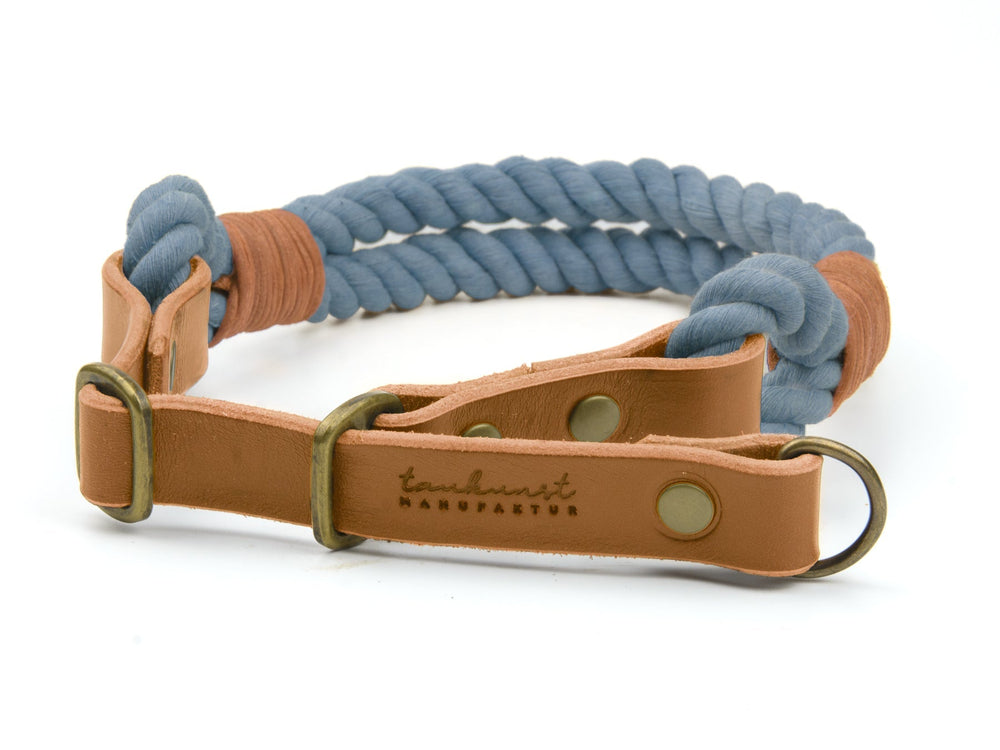 Blaues geflochtenes Hundehalsband mit braunem Leder und goldenen Verzierungen für optimale Anpassung.