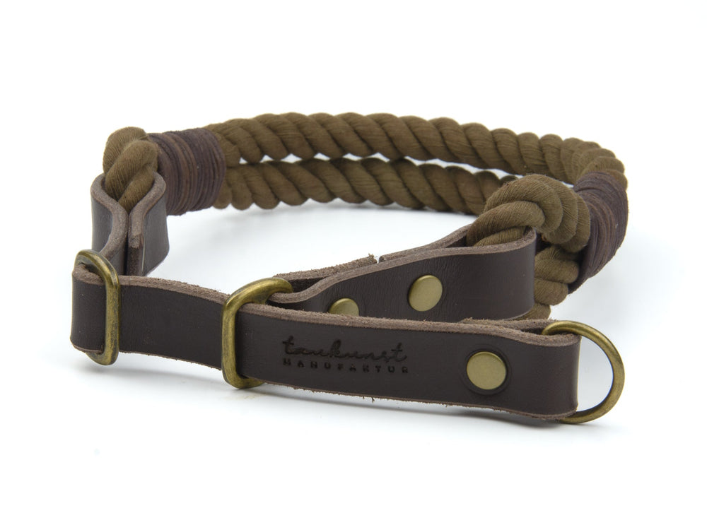 "Dickes, olivgrünes Geflecht-Hundehalsband mit brauner Lederunterlage und Messing-D-Ringen für ständigen Halt."