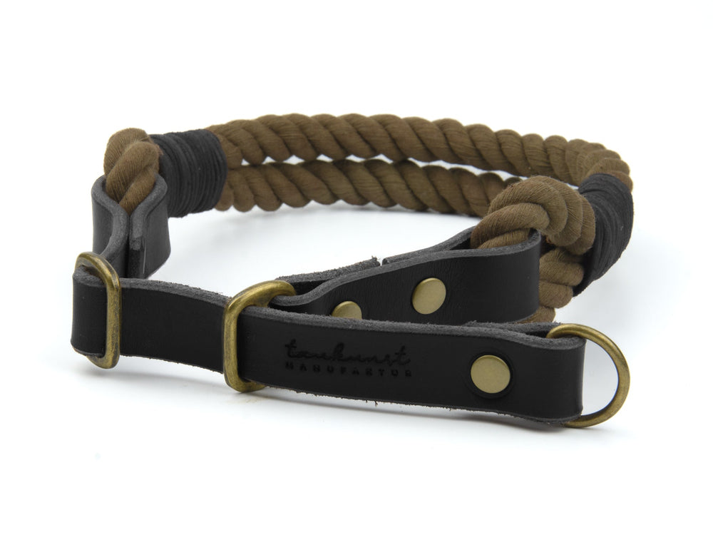 Geflochtenes taupefarbenes Hundehalsband mit schwarzem Leder und Metallringen, beschriftet mit "handcrafted".