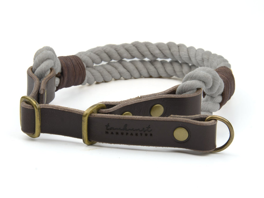Handgefertigtes Zugstopp Hundehalsband Ahoi in grau-braun mit Lederumwicklung und Messingschnallen, robustes Design.