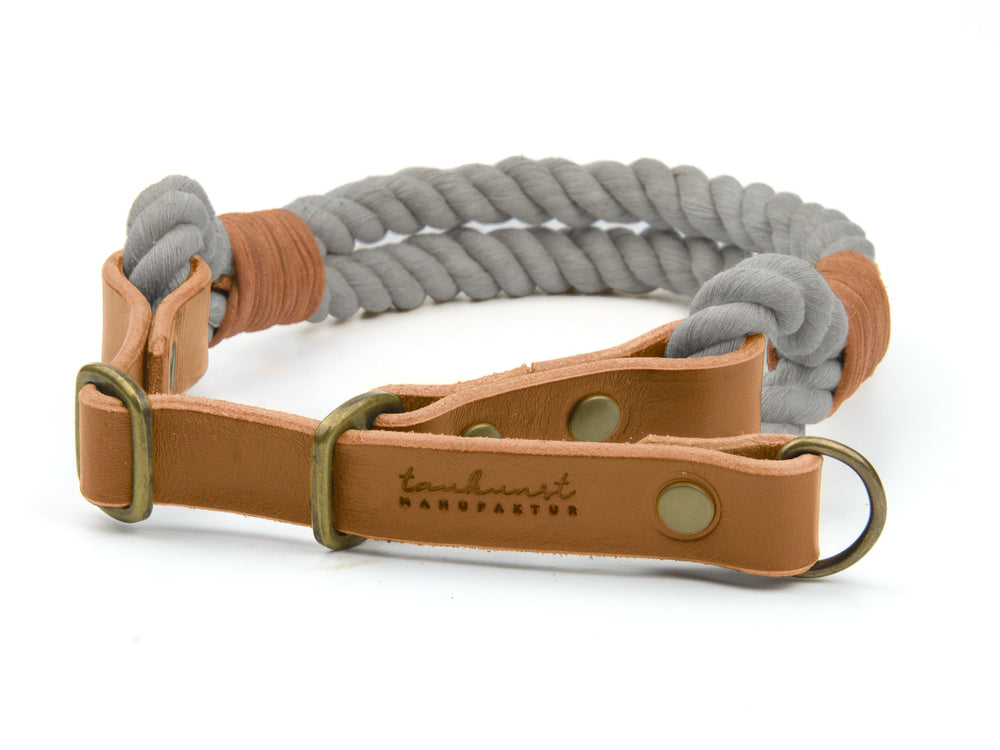"Hundehalsband Ahoi aus grauem geflochtenem Material und braunem Leder mit doppelt Verschluss und ‘tandurst handwerk’ Prägung."