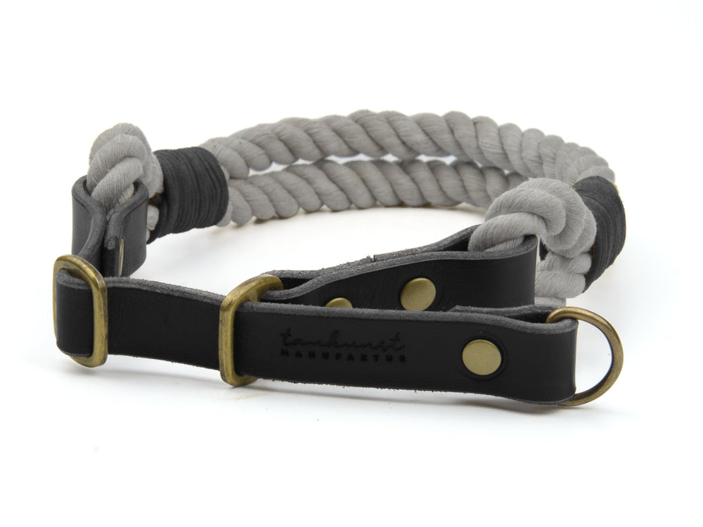 Graues geflochtenes Hundehalsband mit schwarzem Leder und goldfarbenen Schnallen, ideal für Stil und Sicherheit.