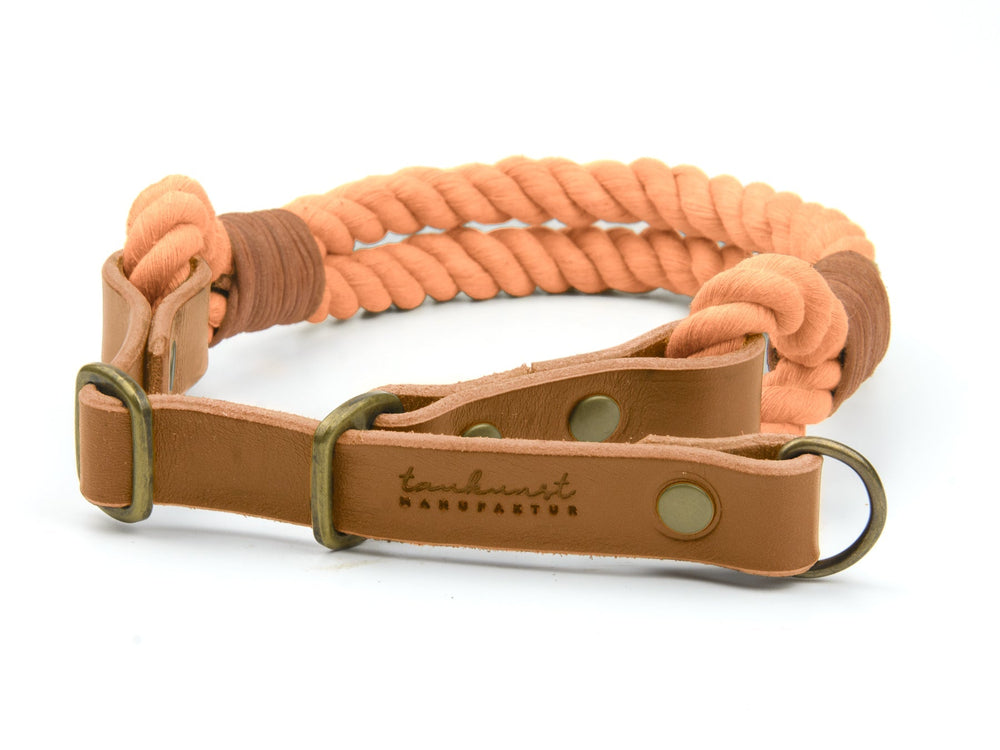 "Peachfarbenes geflochtenes Tauhalsband mit braunen Lederdetails und Metallringen für stylische Hundehaltung."