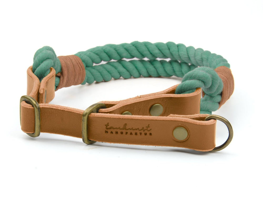 Zugstopp Tauhalsband Ahoi in mintgrünem Geflecht und braunem Leder mit goldfarbenen Schnallen für stilvolle Hunde.