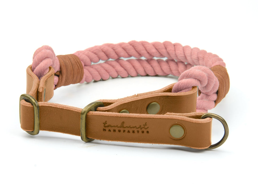 "Hundehalsband Ahoi aus geflochtenem rosa Stoff und braunem Leder mit robusten metallenen Schnallen."