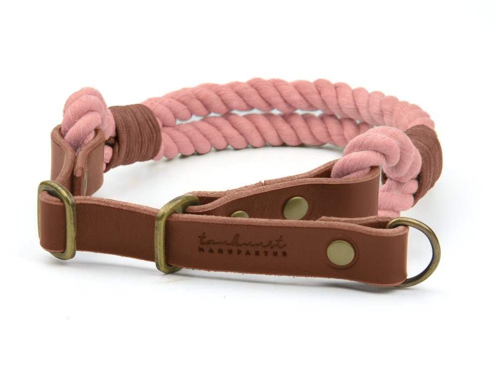 Rosa geflochtenes Hundehalsband mit braunem Leder und goldfarbenen Schnallen von tandurst handarbeit.
