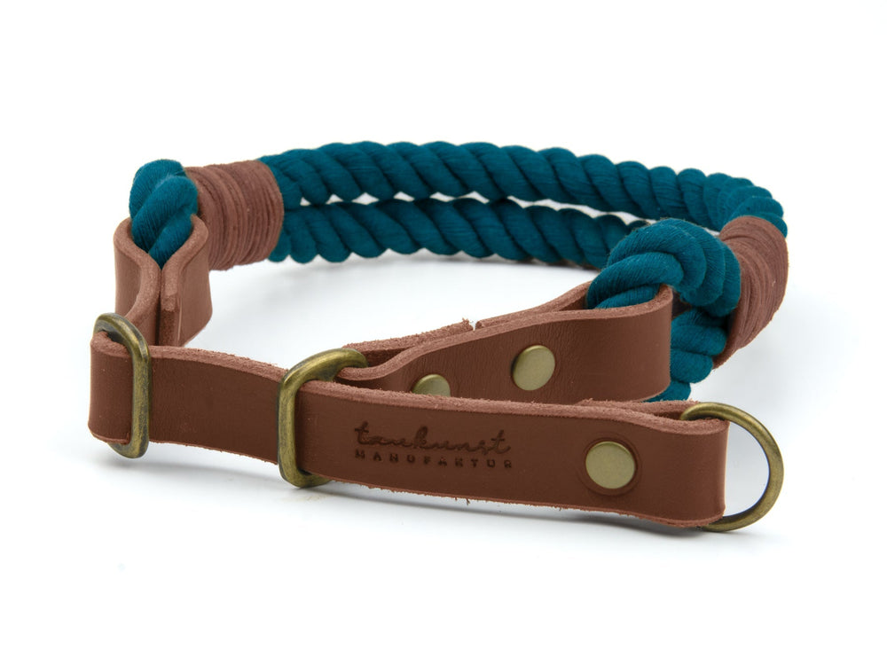 Türkises geflochtenes Hundehalsband aus Leder mit geschwärzten Metallringen und Druckknöpfen, Modell Ahoi.
