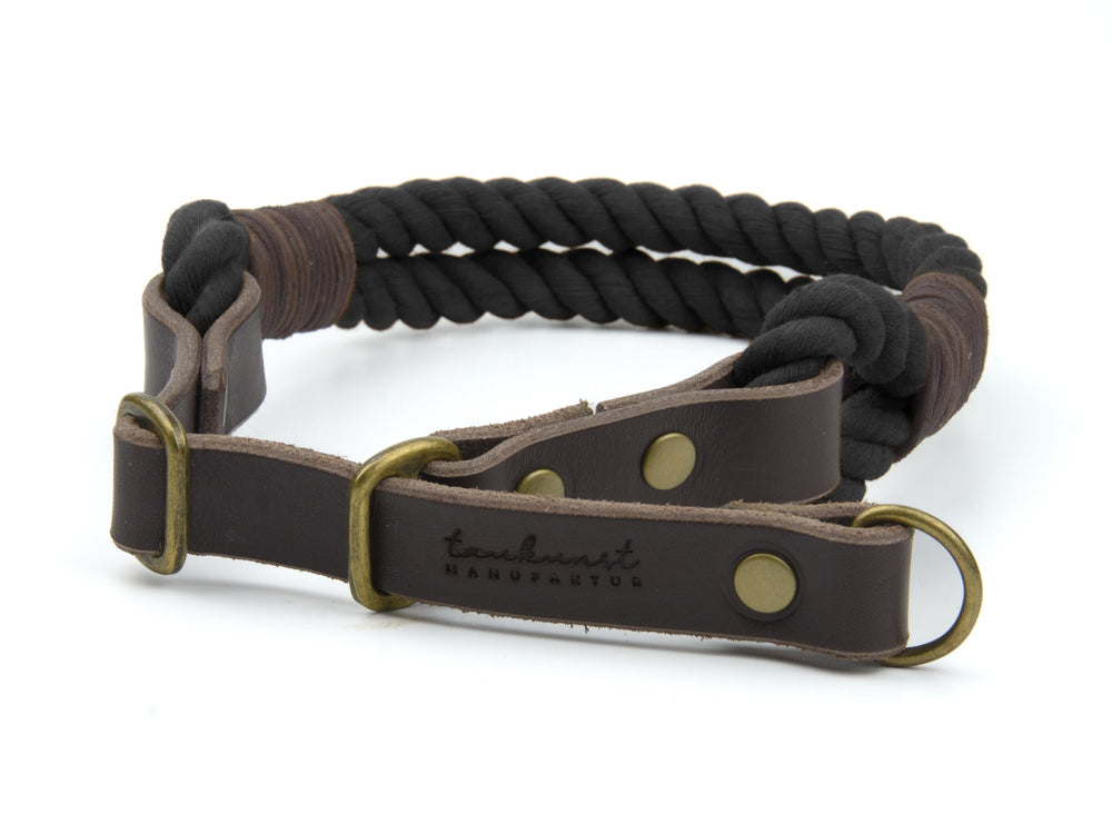 Handgefertigtes Zugstopp Tauhalsband Ahoi in schwarz mit braunen Lederdetails und robuster metallener Schnalle.