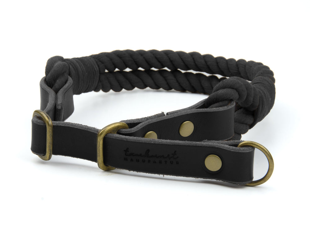 Elegantes, geflochtenes schwarzes Hundehalsband mit stabiler Lederschlaufe und Zugstopp-Funktion. Ideal für stilvolle Hunde.