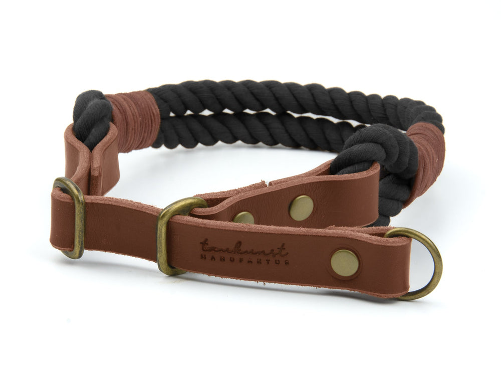 Handgefertigtes Zugstopp Hundehalsband Ahoi in Schwarz mit braunen Leder-Elementen und Druckknöpfen. Stylisch und robust!