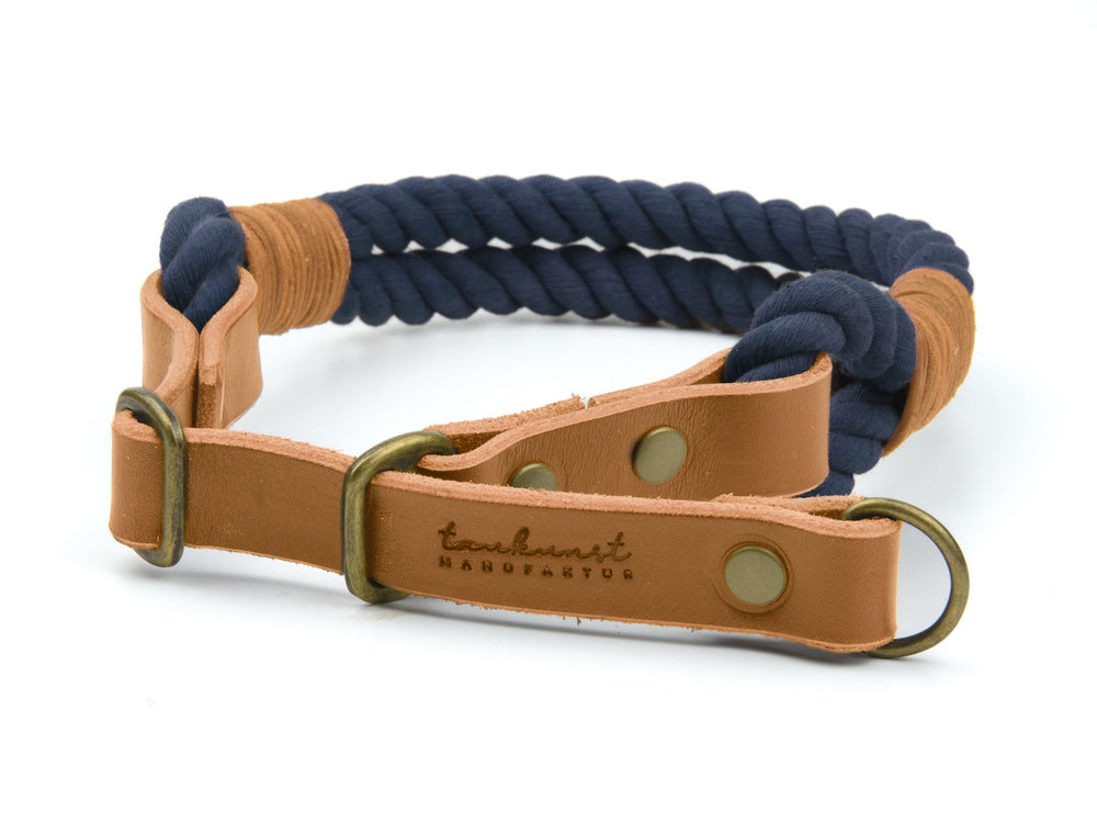 Dunkelblaues geflochtenes Hundehalsband mit braunen Lederdetails und zwei Metallringen, geprägt mit Herstellerlogo.