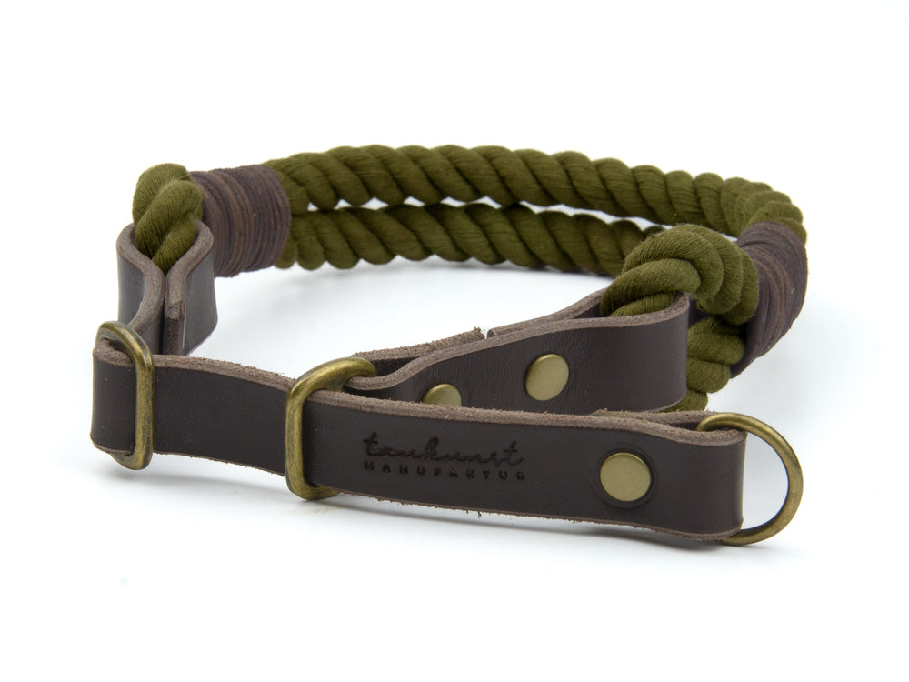Zugstopp Tauhalsband "Ahoi" aus grünem Seil und braunem Leder, robustes Design mit Metallschließe.