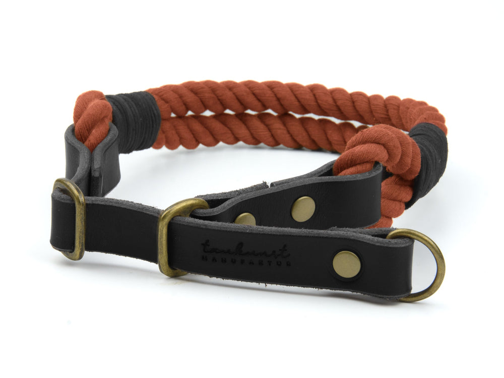 Handgefertigtes Hundehalsband in orange und schwarz mit verstellbaren Metallriegeln und prägnanter Prägung.