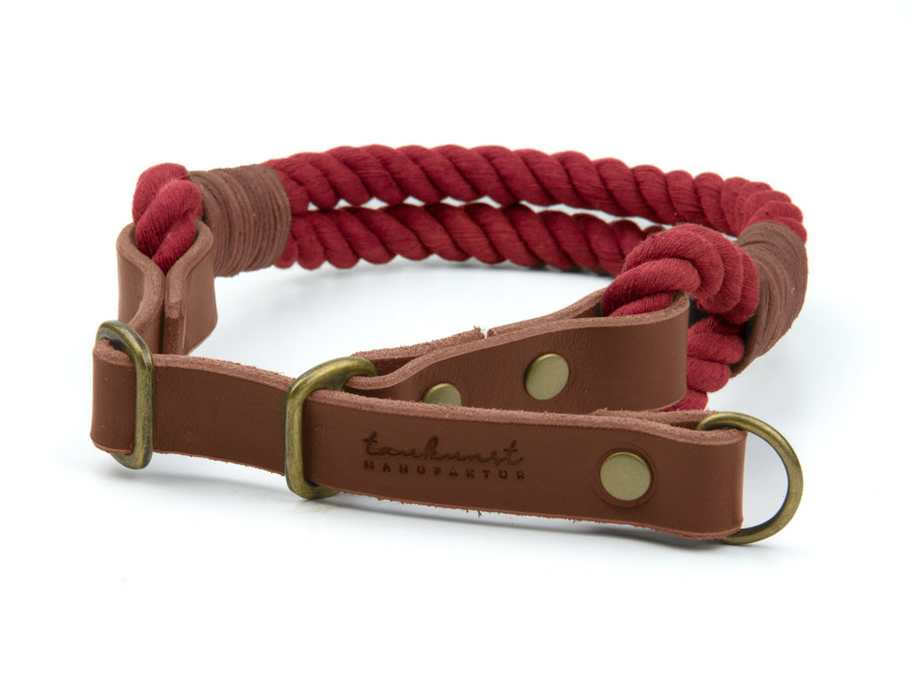 Rotes Hundehalsband aus geflochtenem Stoff mit braunem Leder und goldfarbenen Beschlägen, handgefertigte Qualität.