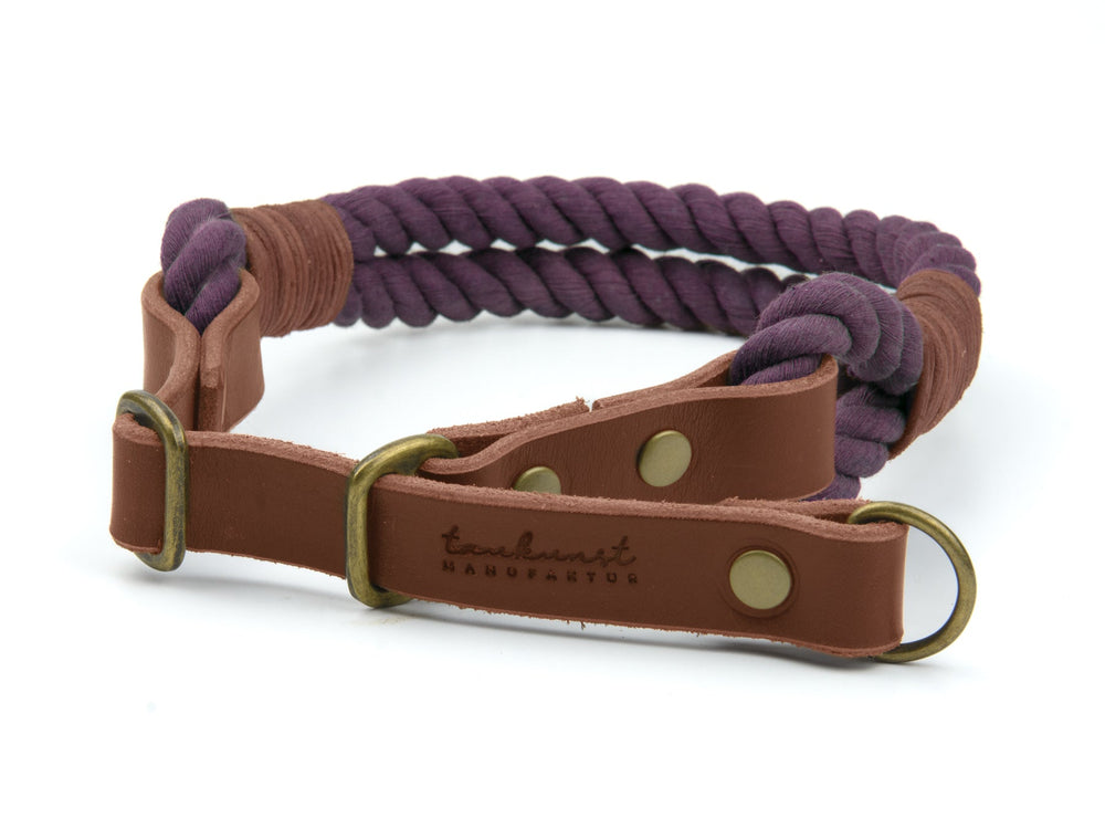 Elegantes lila Hundehalsband aus geflochtenem Stoff und braunem Leder mit Metallbeschlägen und Doppelschlaufe.