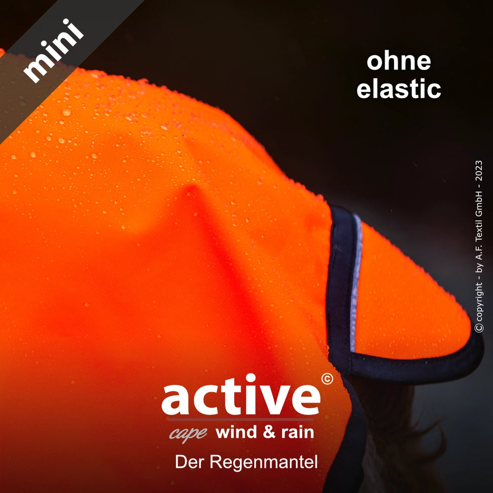 Wasserdichter, orangefarbener Mini-Regenmantel mit Kapuze und sichtbaren Wassertropfen für optimalen Wetterschutz.