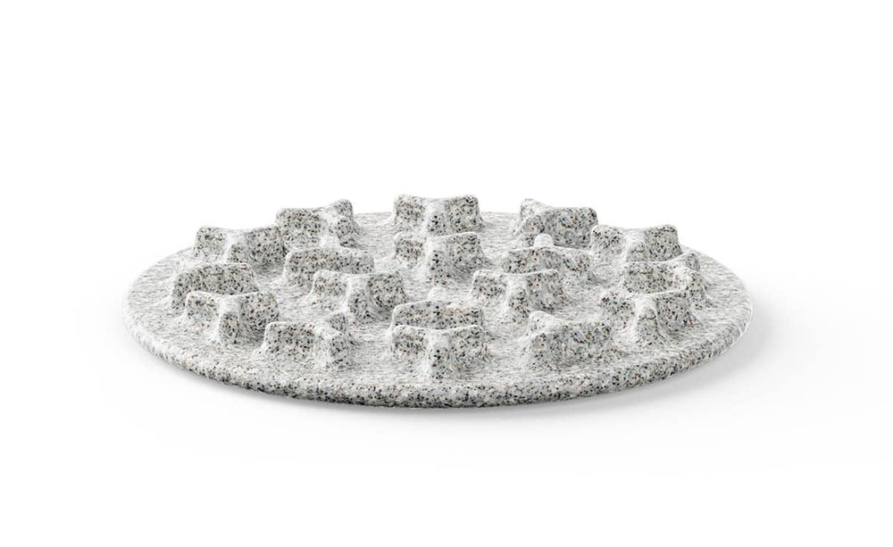 "Rundes, graues Anti-Schling Tablett für Katzennapf mit strukturierter, hügeliger Oberfläche"