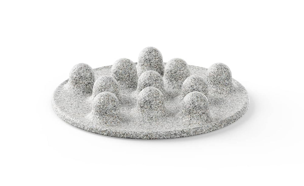 "Runder Anti-Schling Hundenapf aus grauem Material mit erhabenen Formen für langsames Fressen, modern und stylish."