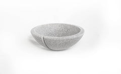 Elegante runde Keramikschale als Vogeltränke in grauem Design mit strukturierter Oberfläche für den Garten.