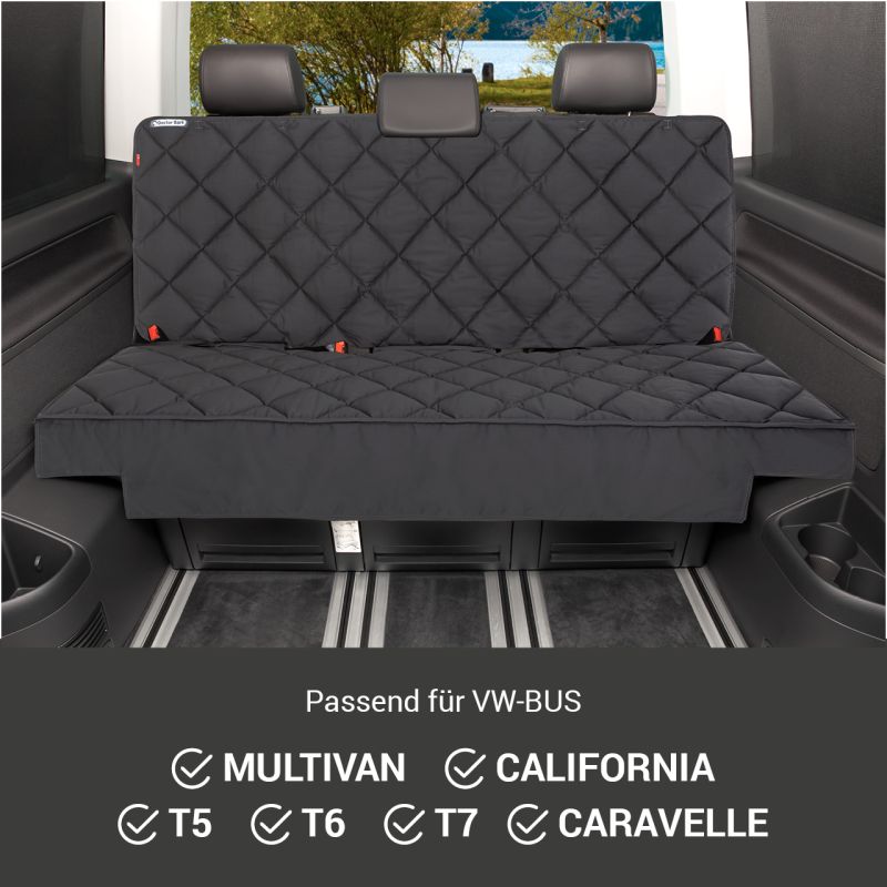 Gepolsterte Sitzauflage für die Rückbank eines VW Multivan in schwarzem, gestepptem Design. Ideal für optimalen Sitzschutz.