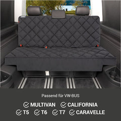 Gepolsterte Sitzauflage für die Rückbank eines VW Multivan in schwarzem, gestepptem Design. Ideal für optimalen Sitzschutz.