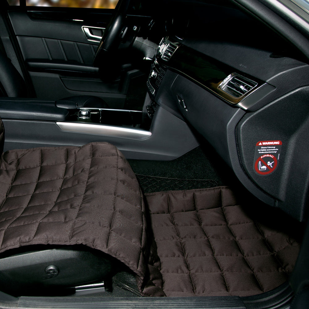 "Moderne Autoinnenansicht mit Doctor Bark Beifahrersitzschutz und gepolstertem Fußmatten-Set in elegantem Schwarz."