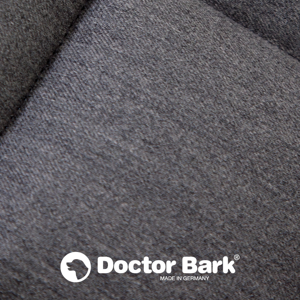 Grauer Beifahrersitzschutz von Doctor Bark, strukturiert mit Logo und Hinweis auf deutsche Herstellung.