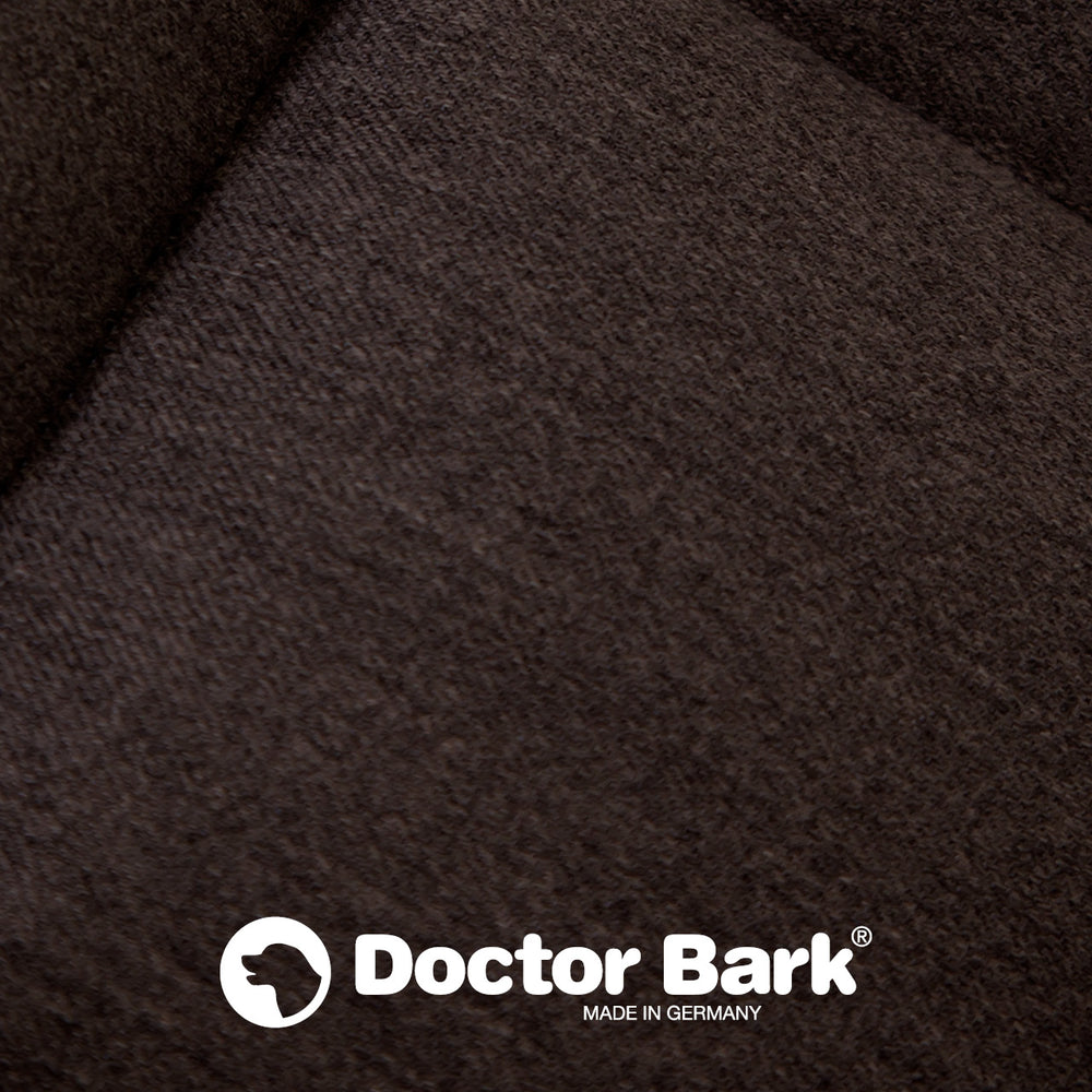 Braune, strukturierte Textiloberfläche des Doctor Bark Kofferraumschutzes mit Logo und Hinweis "MADE IN GERMANY".