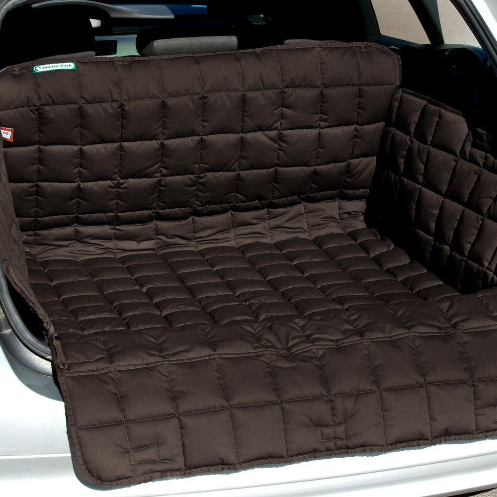 Gepolsterte, dunkelbraune Autoschondecke von Doctor Bark im Fond eines Fahrzeugs für optimalen Kofferraumschutz.