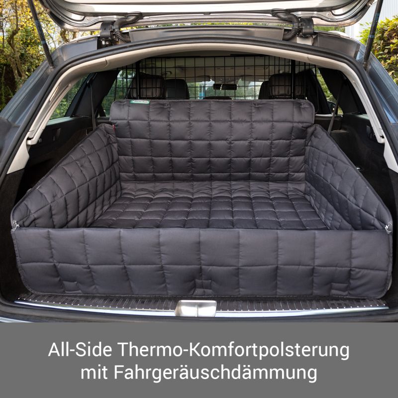 Gepolsterte Hundetransportbox im Kofferraum eines Autos, schwarz mit quilted Oberfläche für Komfort und Geräuschdämmung.