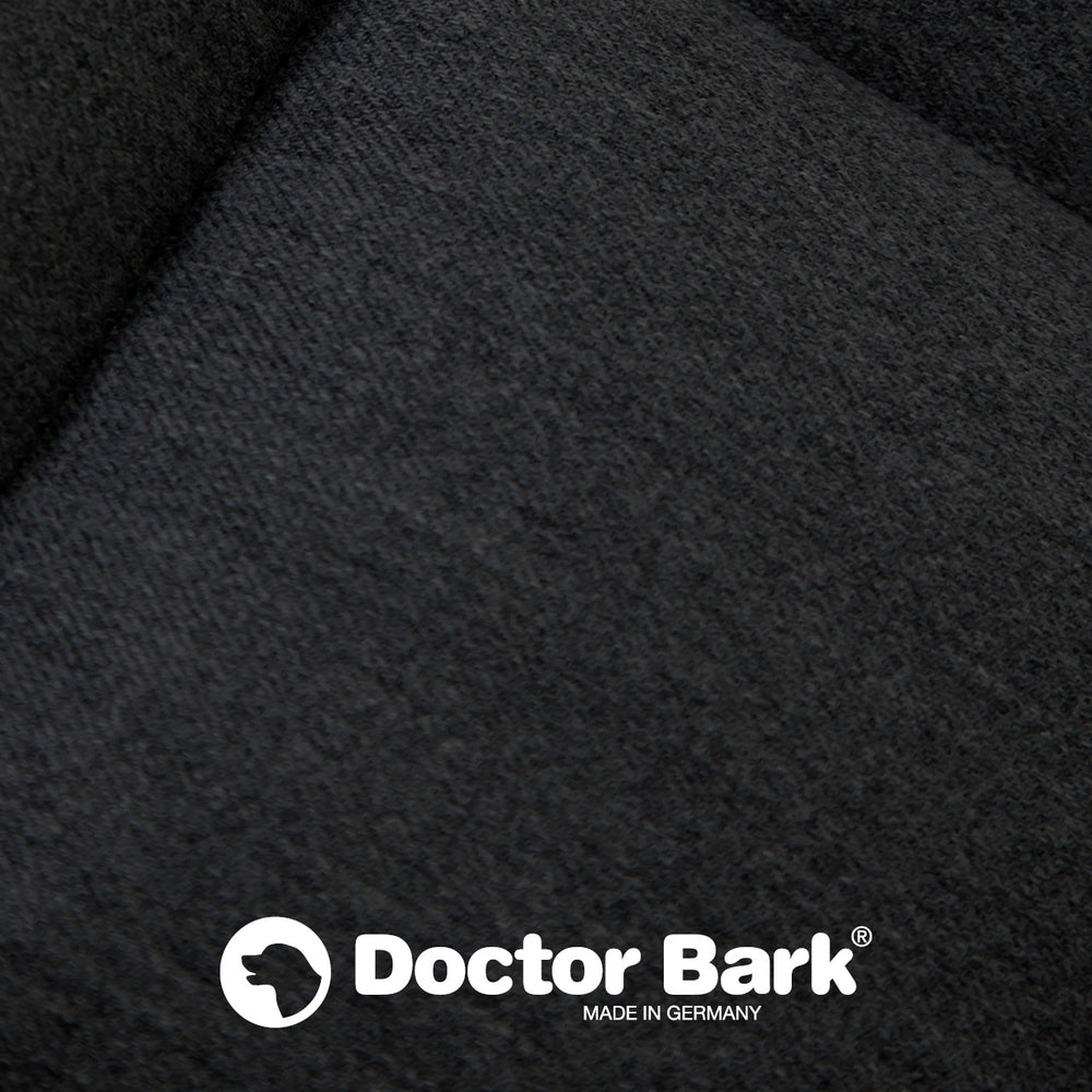 Doctor Bark Kofferraumschutz aus hochwertigem Textil mit Logo und "MADE IN GERMANY" Aufdruck. Idealer Schutz für Ihr Auto.