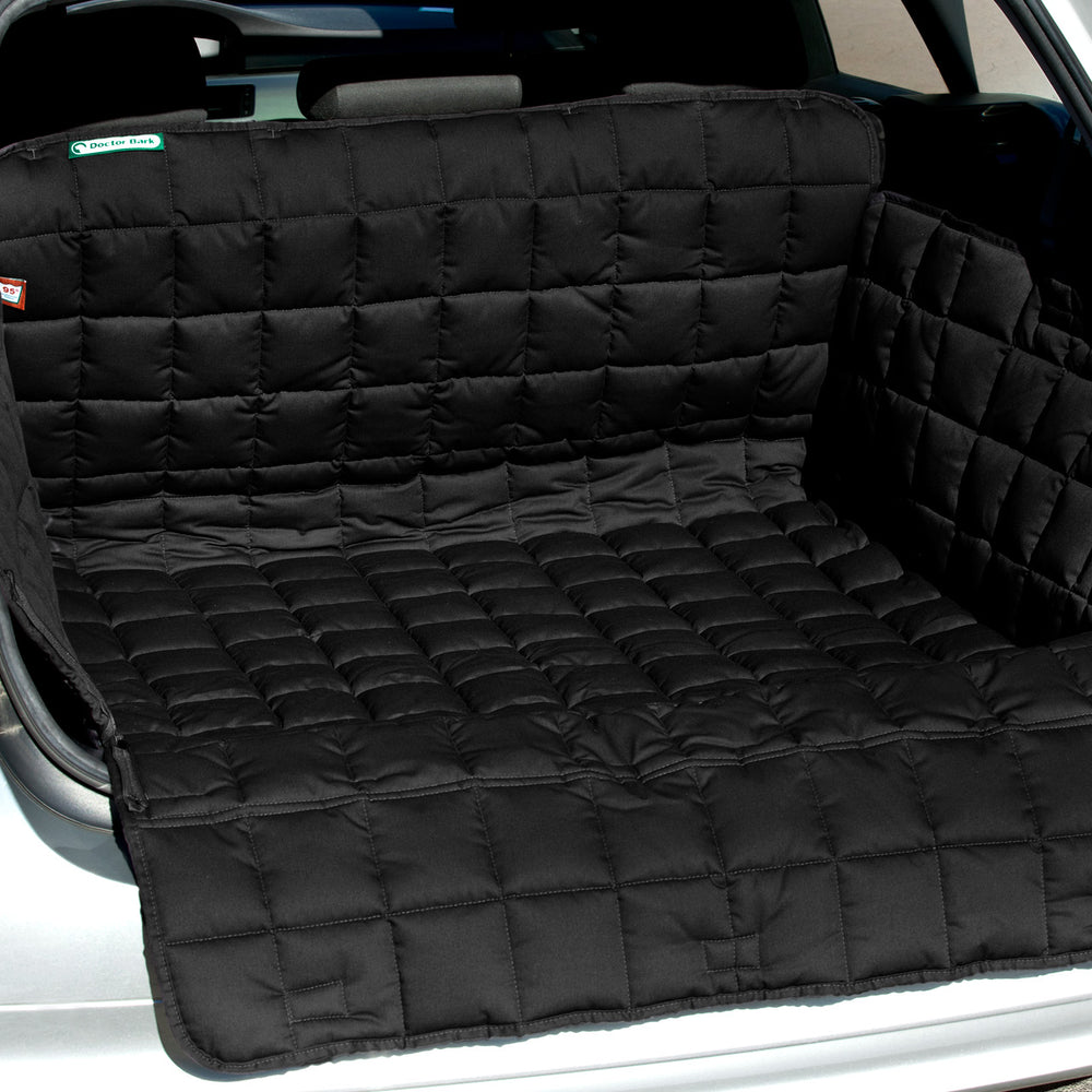 Schwarze, gepolsterte Kofferraumschutzmatte für Autos, gesteppt und schützend für den Innenraum.