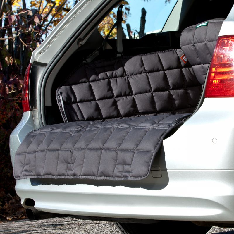 Gepolsterte dunkelgraue Autoschondecke im Kofferraum schützt vor Schmutz und Schäden.